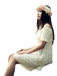 나무에 기댄 여자